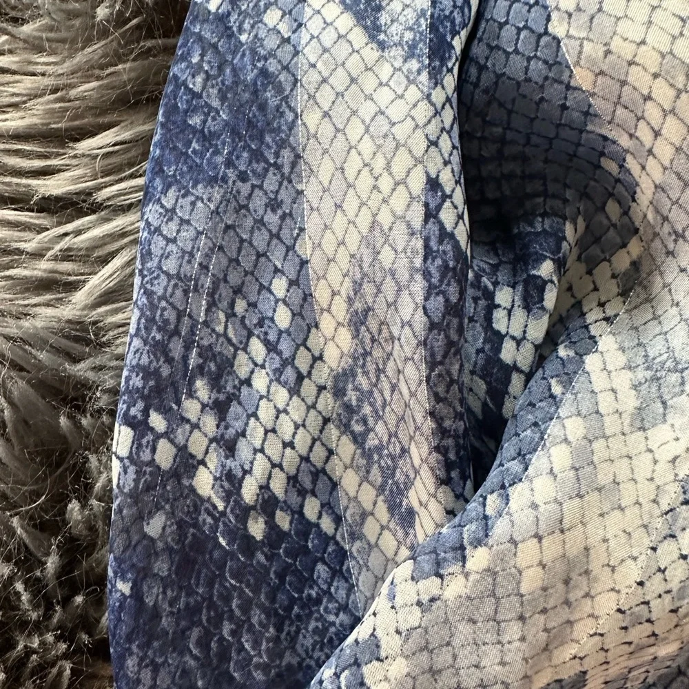 Blue and white snakeskin patter scarf w silver thread
